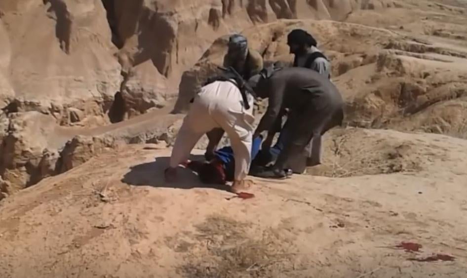 لقطة من مقطع الفيديو الذي نُشر في يونيو/حزيران 2014 على موقع "مسارات" الإخباري. تتطابق ملابس الرجل الميت مع الرجل على يسار الصورة أدناه.