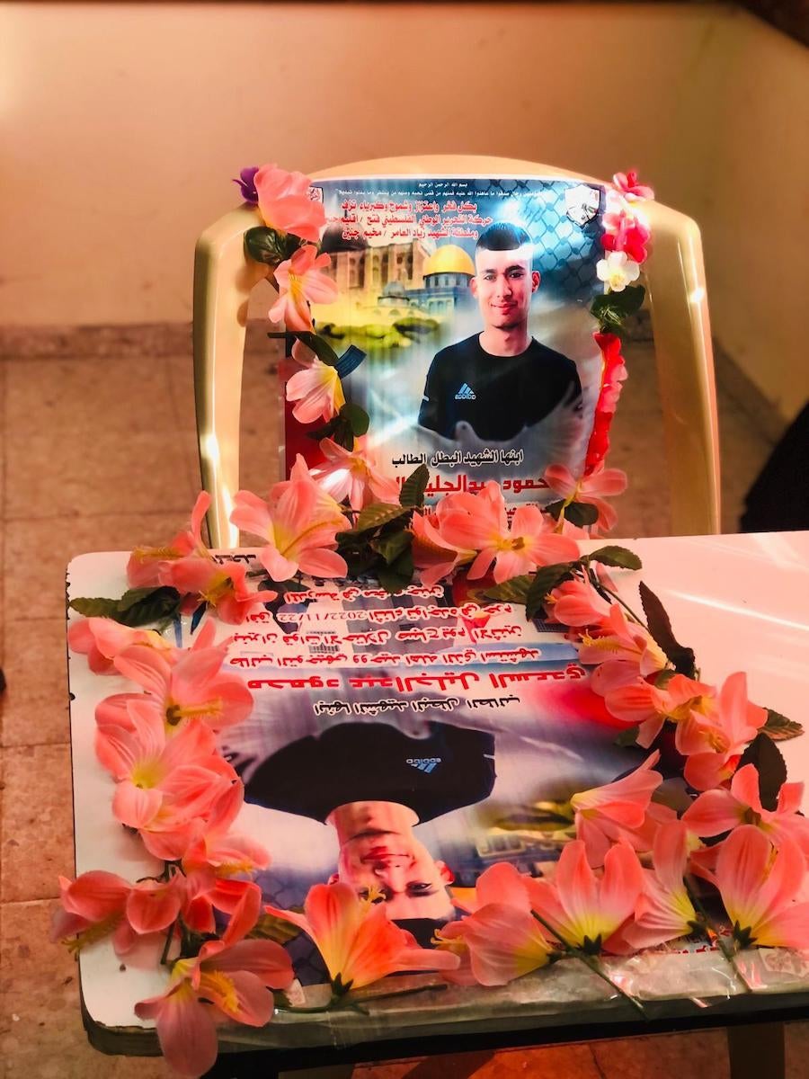  مقعد محمود السعدي في مدرسته الثانوية، والذي احتفظ به زملاؤه كتذكار، في وادي برقين، جنين، مايو/أيار 2023. قُتل محمود بالرصاص أثناء توجهه إلى المدرسة في 21 نوفمبر/تشرين الثاني 2022. 