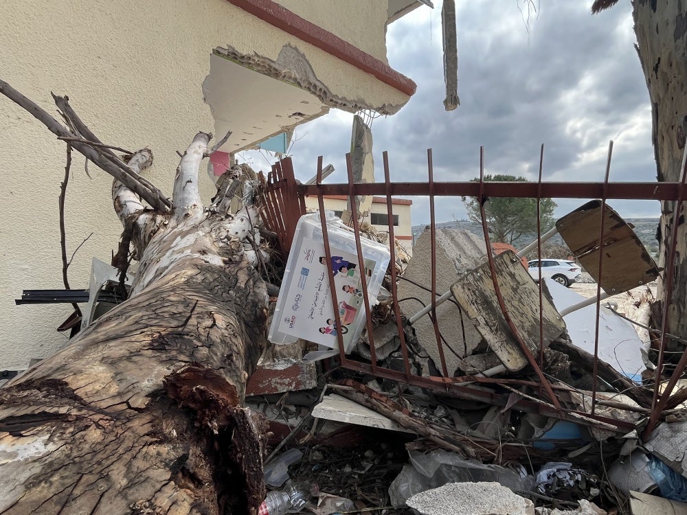 الدمار الذي لحق بمدرسة يارين المتوسطة الرسمية، لبنان، 6 مارس/آذار 2025. 