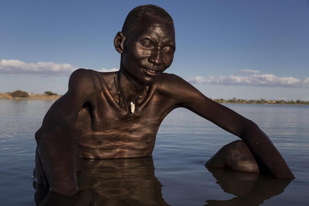 Un pêcheur du comté de Turkana, au Kenya