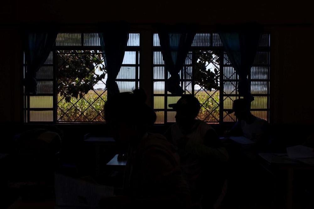 Sala de aula em escola no município de Primavera do Leste, no estado do Mato Grosso, na região centro-oeste brasileira. A escola atende pouco mais de 100 alunos, com aulas para estudantes entre 15 e 16 anos durante o dia e para adultos à noite. Há plantaç