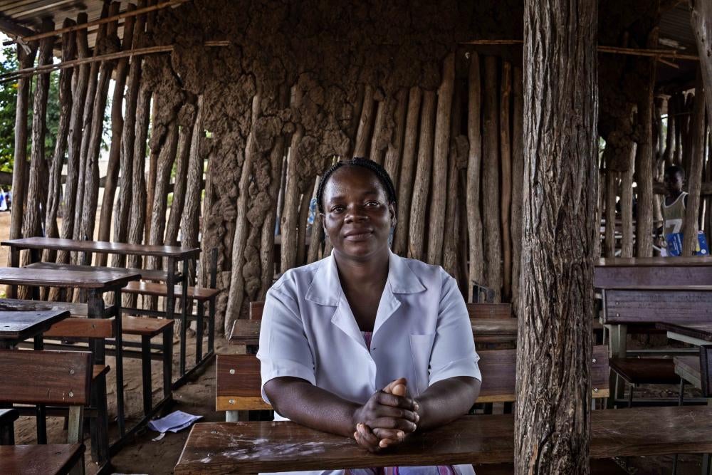 Revita, professora de Josina, permite que ela se sente num local apropriado na sala e dá tempo extra durante as provas. Desde junho do ano passado, Revita disse que algumas escolas introduziram aulas de braille, e que Josina as estava fazendo.