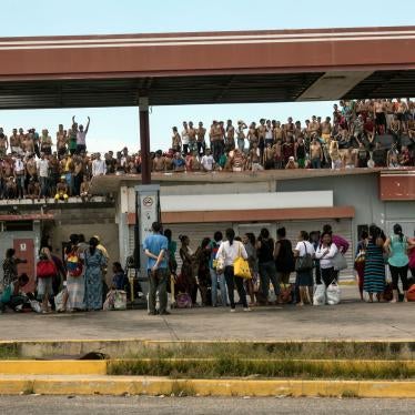 Prisoners stand on the roof of the "Reten de Cabimas" detention center to demand prison guards let their families, below, enter with food on visitor day in Cabimas, Venezuela, November 17, 2019.