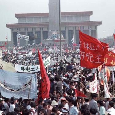 People fill Tiananmen Square in front of the Mausoleum of late Chinese chairman Mao Zedong and the Monument to the People's Heroes in Beijing, on May 17, 1989.