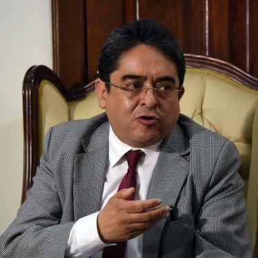 El procurador de los derechos humanos de Guatemala, Jordan Rodas, habla durante una rueda de prensa después de una reunión con miembros de la organización "Orgulloso de mi PNC" (Policía Nacional Civil), conformada por familiares de agentes de policía, en Ciudad de Guatemala el 17 de julio de 2018.