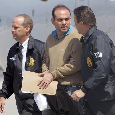 El líder paramilitar colombiano Salvatore Mancuso es escoltado por agentes de la Administración de Control de Drogas (DEA) estadounidense el 13 de mayo de 2008, tras su llegada a Opa-locka, en el estado de Florida. 