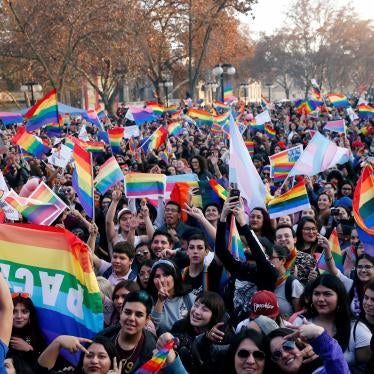 Personas participan en la celebración anual de la "Marcha del Orgullo" en apoyo a la comunidad LGBT, en Santiago, Chile, el 22 de junio de 2019.