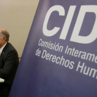 El ex director ejecutivo de la Comisión Interamericana de Derechos Humanos (CIDH) Paulo Abrao, el ex presidente James Cavallaro y el ex miembro Enrique Gil Botero asisten a una conferencia de prensa sobre los estudiantes desaparecidos de la Escuela Normal Rural de Ayotzinapa en Guerrero, en Ciudad de México, México, el 10 de noviembre de 2016.