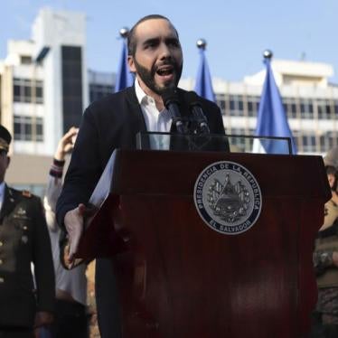 El Presidente del Salvador, Nayib Bukele, acompañado por miembros de las fuerzas armadas, habla a sus seguidores afuera del Congreso en San Salvador, El Salvador.