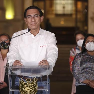 Martín Vizcarra habla frente al palacio presidencial después de que los legisladores votaran por destituirlo del cargo, en Lima, Perú, el 9 de noviembre de 2020. 