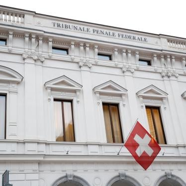 Le drapeau national de la Confédération suisse flotte à l'entrée du Tribunal pénal fédéral (Bundesstrafgericht) à Bellinzone, en Suisse, le 5 mars 2020.