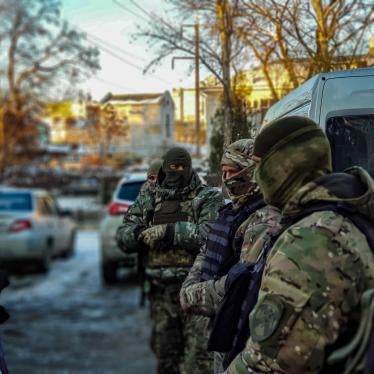 ОМОН и крымскотатарские активисты и активистки перед зданием Киевского районного суда в Симферополе. Крым, 17 февраля 2021 года.