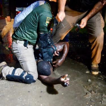 Agents of the National Migration Institute detain a migrant during an operation to halt the progress of a caravan of migrants and asylum seekers in Chiapas state, Mexico on September 1, 2021.