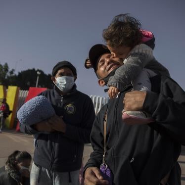 202204americas_us_mexico_border_family