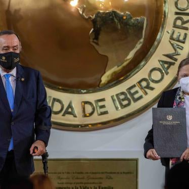 El presidente Alejandro Giammattei y la procuradora general de Guatemala, Consuelo Porras, posan para una foto tras la juramentación de Porras para otro mandato de cuatro años, en el Palacio Nacional en Ciudad de Guatemala, el 16 de mayo de 2022. 