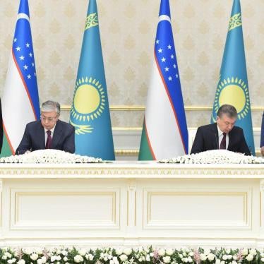 President Kassymjomar Tokayev of Kazakhstan and Uzbekistani President Shavkat Mirziyev sign a bilateral agreement in Tashkent on April 15, 2019. 