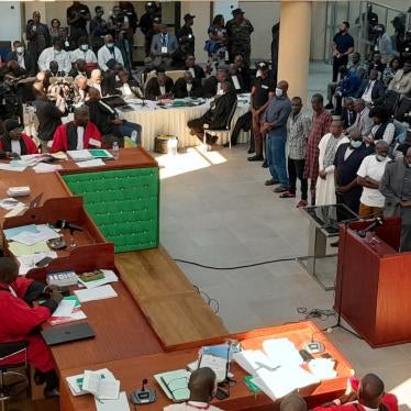 Onze hommes accusés d'être impliqués dans le massacre de manifestants pro-démocratie par les forces liées à l’ancienne junte militaire en 2009, et de nombreux viols commis lors de cet incident, photographiés (à droite) lors de leur procès à Conakry, Guinée, le 28 septembre 2022.