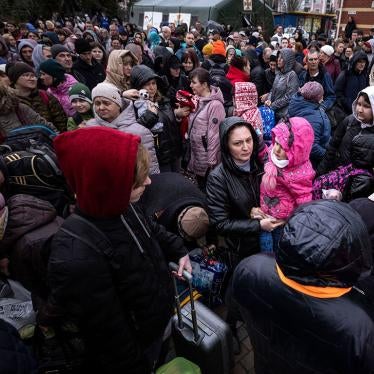 Crowd at the train station in Kramatorsk