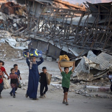 Displaced Palestinians leave al-Bureij refugee camp, in central Gaza, after the Israeli military issued a new evacuation order, on July 28, 2024. © 2024 Majdi Fathi/NurPhoto via AP