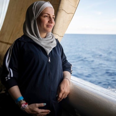 Une femme syrienne, enceinte de sept mois, contemplait la Méditerranée depuis la poupe du Geo Barents, le 20 septembre 2024. 