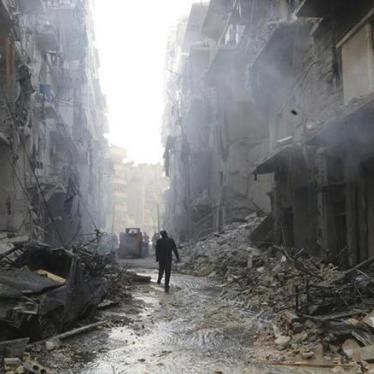 2014年3月7日， 民众检视疑似遭到效忠于叙利亚总统阿萨德的军队攻击的地点。