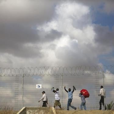 Released Eritreans and Sudanese leaving the Holot detention center in Israel's southern Negev desert on August 25, 2015. 