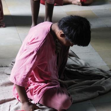 A resident sits on the floor in the women’s ward of Thane Mental Hospital, a 1,857-bed facility in the suburbs of Mumbai. © 2013 Shantha Rau Barriga/Human Rights Watch
