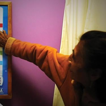 Doña Remedios Ramírez Facio, 73, who has pancreatic cancer, shows a doctor at the palliative care unit of the National Cancer Institute in Mexico how severe her pain was before she was started on morphine.