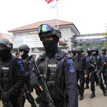 Members of the Indonesian special police return from Nusa Kambangan island following the transfer of death row prisoners on March 4, 2015.