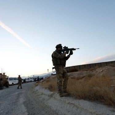 A British soldier looks through the scope of a machine gun to observe an area in Kabul, Afghanistan November 26, 2016.