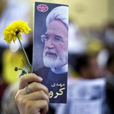 A supporter holds up a picture of presidential candidate Mehdi Karroubi during a rally in Tehran May 29, 2009.