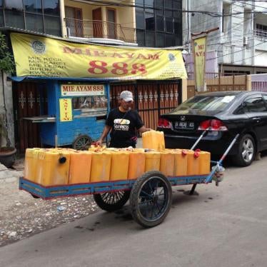 Inadequate water supply service caused by privatization of Jakarta’s water supply has forced residents of low-income areas to buy expensive drinking water from street vendors and bathe in polluted public wells. 