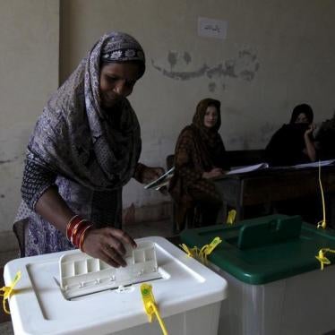 A woman casts her ballot during elections for a new mayor in Karachi, Pakistan, December 5, 2015.