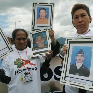 Familiares marchan con fotografías de sus seres queridos durante una manifestación el 6 de marzo de 2009 en Bogotá, en protesta por ejecuciones de “falsos positivos” y desapariciones forzadas.