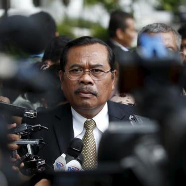 Indonesia's Attorney General Muhammad Prasetyo speaks to journalists at the Presidential Palace in Jakarta, Indonesia April 28, 2015.