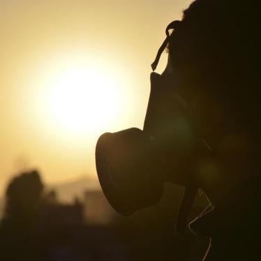 An activist wears a gas mask in the eastern suburbs of Damascus, where Syrian government forces have allegedly used chemical weapons, August 22, 2013. © 2013 REUTERS/Bassam Khabieh