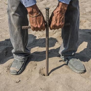 Con la ayuda de excavadores, miembros del Colectivo Solecito —un grupo de madres de hijos desaparecidos— han exhumado más de 250 cráneos durante un lapso de ocho meses en este lugar, cerca de la ciudad de Veracruz, México, 23 de marzo de 2018.