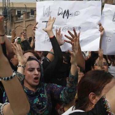 Pakistani transgender people and civil society activists in Peshawar condemn the August 16, 2018 fatal shooting of a transgender woman,  August 20, 2018. ©2018 Muhammad Sajjad/AP Images