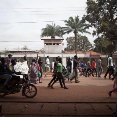 Une photo prise devant le siège de la MINUSCA à Bangui par le photojournaliste Florent Vergnes en octobre 2018. En juin 2019, Vergnes et son confrère Charles Bouessel, également correspondant de l'AFP, ont été violemment agressés par des membres de l'OCRB