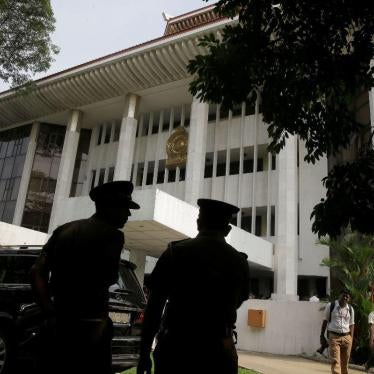 Sri Lankan police officers stand guard outside the supreme court complex in Colombo, Sri Lanka.  © 2018 Eranga Jayawardena/AP Photo
