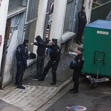 Police raid a building suspected of housing climate activists in Paris on November 27, 2015, prior to the UN COP21 climate change summit. © 2015 AFP/Laurent Emmanuel
