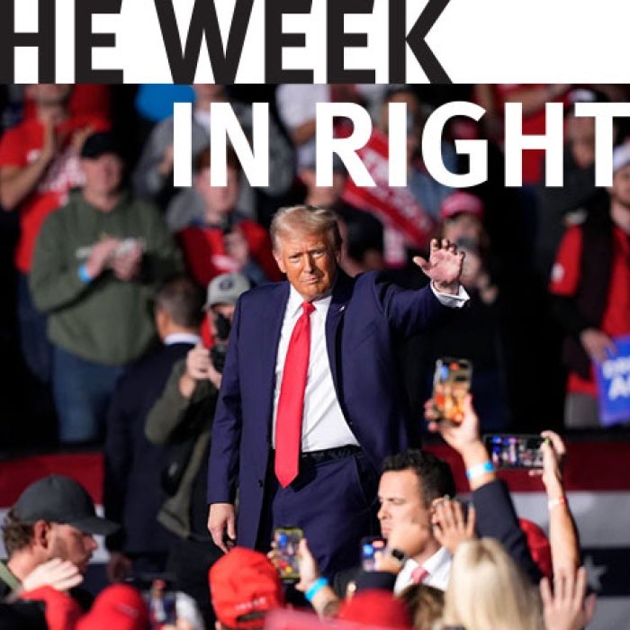 Donal Trump addresses crowd. 